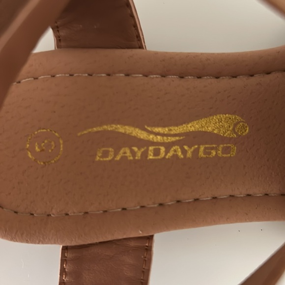 Brown Sandals || Size Women’s 5 - Picture 4 of 5